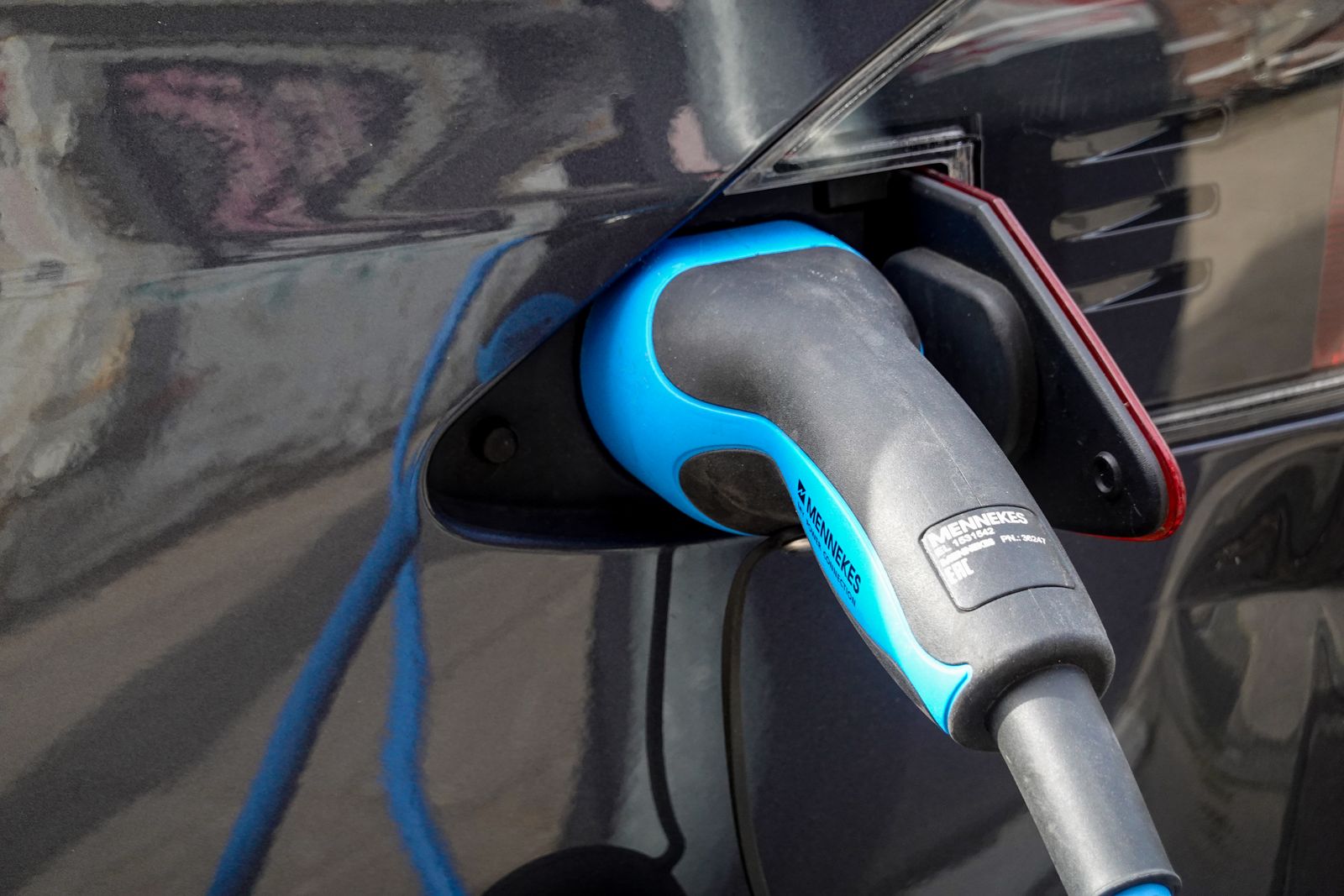 Coche eléctrico cargando en el punto de recarga